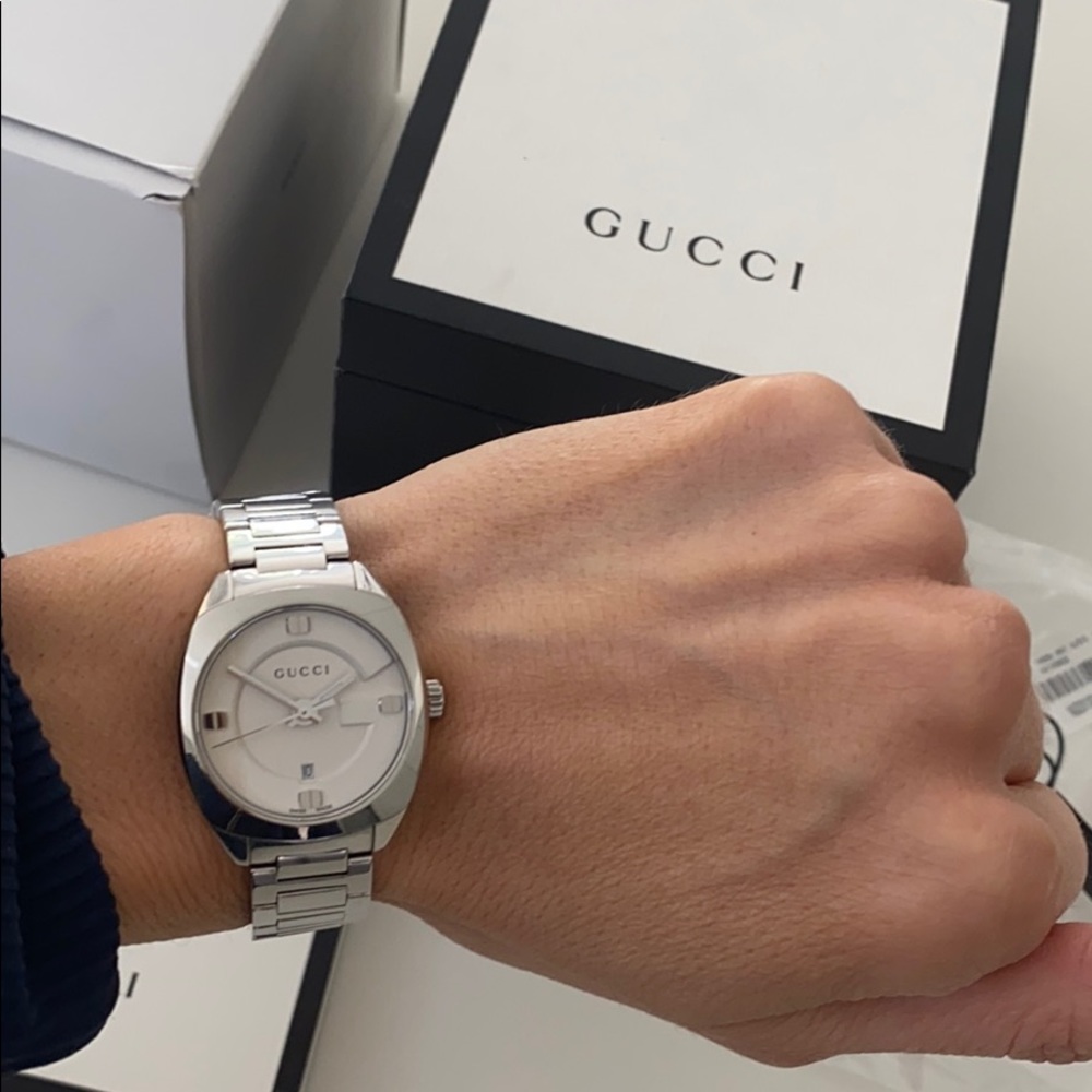 Women’s Gucci 29mm bracelet watch 💯 - Picture 6 of 6